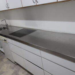 Container, stålbordplade, tv og opvasker