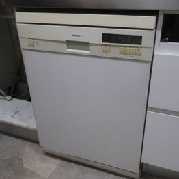 Container, stålbordplade, tv og opvasker