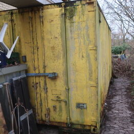 Container, stålbordplade, tv og opvasker