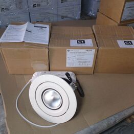 Monitorer, lysskinner, lamper og stålskabe