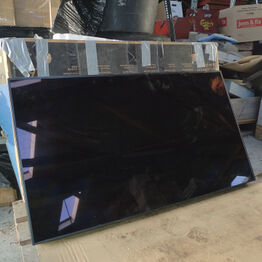 Monitorer, lysskinner, lamper og stålskabe