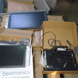 Monitorer, lysskinner, lamper og stålskabe