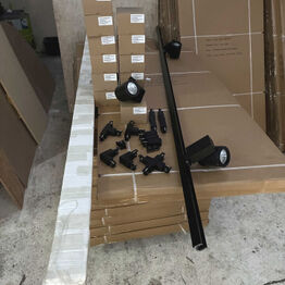 Monitorer, lysskinner, lamper og stålskabe