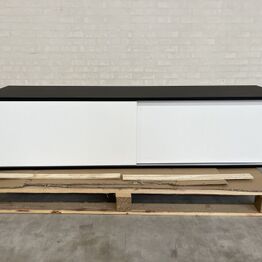 Møbler fra showroom, flightcases m.v.