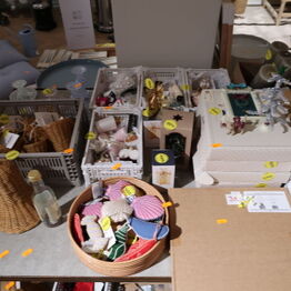 ByFlou.com ApS - Houmøllers Møbler *Del 2 - Brugskunst m.m. af MONTANA, GEORG JENSEN, HAY, KAY BOJESEN, VIPP m.fl.*