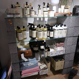 ByFlou.com ApS - Houmøllers Møbler *Del 2 - Brugskunst m.m. af MONTANA, GEORG JENSEN, HAY, KAY BOJESEN, VIPP m.fl.*