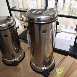 ByFlou.com ApS - Houmøllers Møbler *Del 2 - Brugskunst m.m. af MONTANA, GEORG JENSEN, HAY, KAY BOJESEN, VIPP m.fl.*