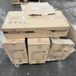 LYNAUKTION: Batterier, Lamper, Solcellepaneler m.m