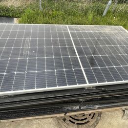 LYNAUKTION: Batterier, Lamper, Solcellepaneler m.m