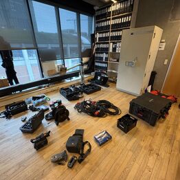 Deluca Film *Del 1 - Kontorinventar - Videokameraer - Lyd/Lys m.m.*