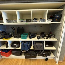 Deluca Film *Del 1 - Kontorinventar - Videokameraer - Lyd/Lys m.m.*