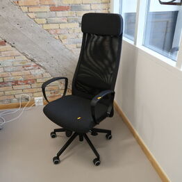 Level-Floor ApS *Del 2 - Showroom - Kontorinventar m.m.*