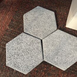 Byggematerialer, Gulv, Akustik auktion, akustikpaneler, akustikfliser, skruer mm. i forskellige størrelser