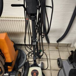 AMU Vest *Del 4 - Rengøringsmaskiner - Rengøringsartikler - Hjælpemidler*