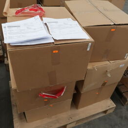 LYNAUKTION: Batterier, invertere og køleanlæg