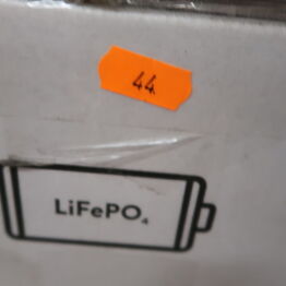 LYNAUKTION: Batterier, invertere og køleanlæg