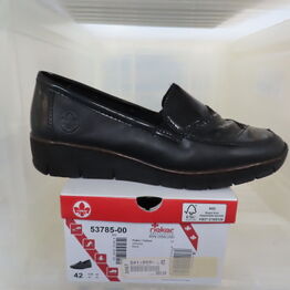 Sko, stilletter, slippers, støvler, sandaler