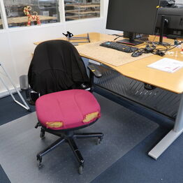 Dash Two ApS *Kontorinventar - Merchandise - LP'er - Elektronik m.m.*