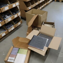 Dash Two ApS *Kontorinventar - Merchandise - LP'er - Elektronik m.m.*