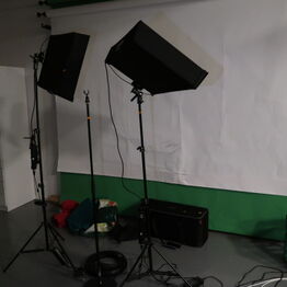 Dash Two ApS *Kontorinventar - Merchandise - LP'er - Elektronik m.m.*