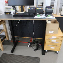 Dash Two ApS *Kontorinventar - Merchandise - LP'er - Elektronik m.m.*