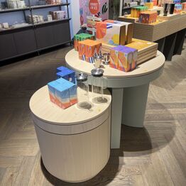 LYNAUKTION - Paper & Tea Frederiksberg Centeret *Butiksinventar, Te, Bardiske m.v*