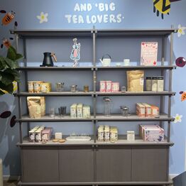 LYNAUKTION - Paper & Tea Frederiksberg Centeret *Butiksinventar, Te, Bardiske m.v*