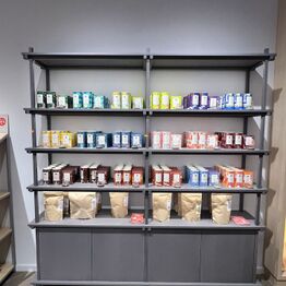 LYNAUKTION - Paper & Tea Frederiksberg Centeret *Butiksinventar, Te, Bardiske m.v*