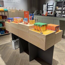 LYNAUKTION - Paper & Tea Frederiksberg Centeret *Butiksinventar, Te, Bardiske m.v*