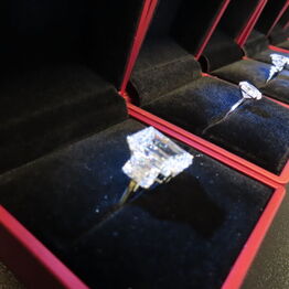 Ure og Smykker med Guld og Diamanter