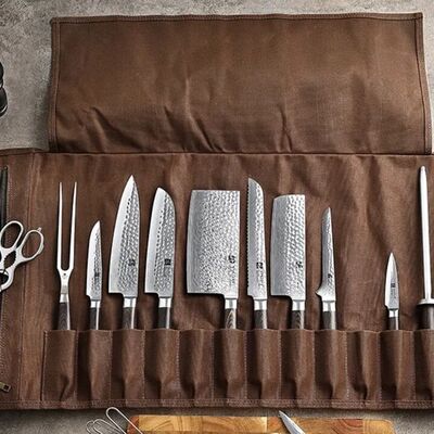 Eksklusive kokkeknive samt pander og udstyr *Sendes gratis ved endt auktion*