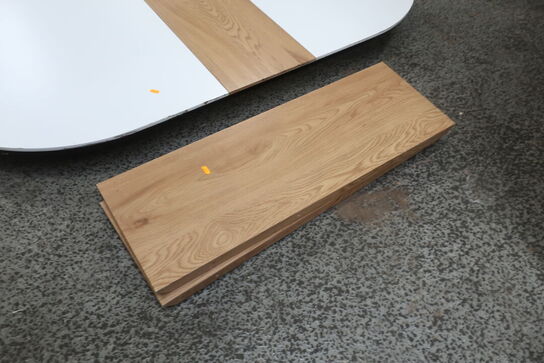 Spisebord med tillædsplader (bordben er under bordet)