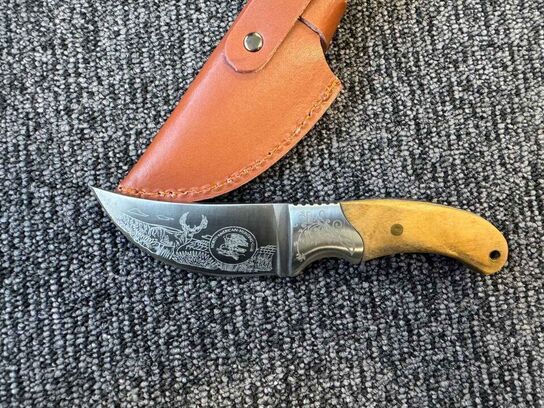 Graveret udendørs kniv – til eventyr og udendørs, jagt, fiskeri
