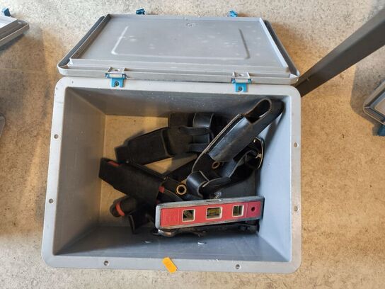 Kasse m. sikringsgrej samt div.