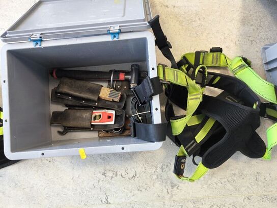 Kasse m. sikringsgrej samt div.