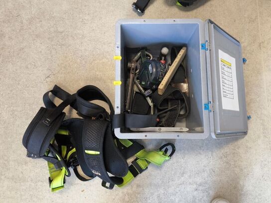 Kasse m. sikringsgrej samt div.