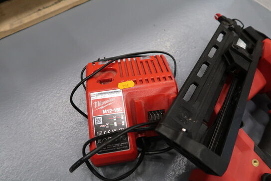 Akku håndværktøj MILWAUKEE M18 FN16GA med batteri og lader 