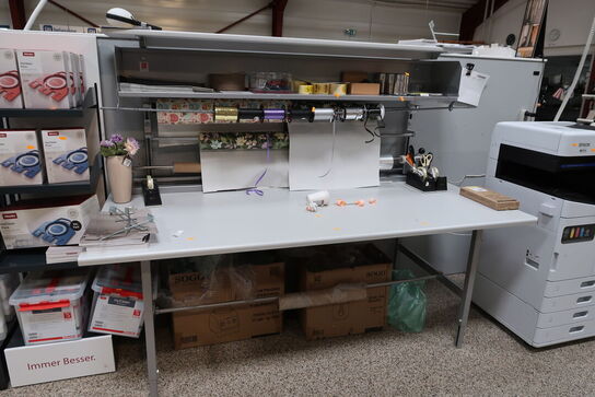 Pakkebord med indhold