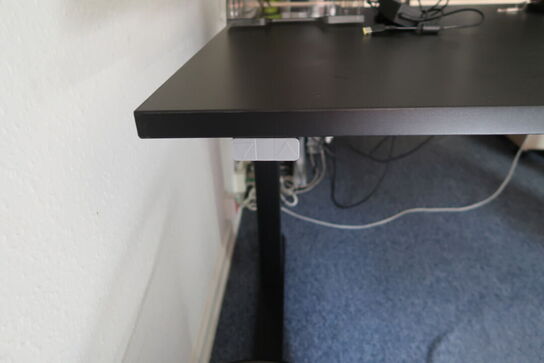 El. hæve/sænke skrivebord samt kontorstol