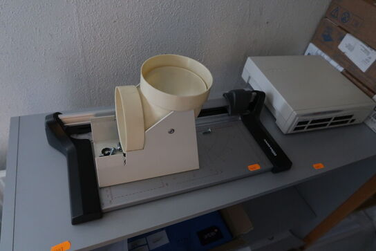 Computerskærm, printere, skæremaskine, reoler, kontorartikler m.m.