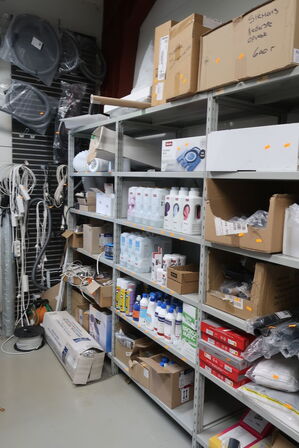 Lagerreol uden indhold