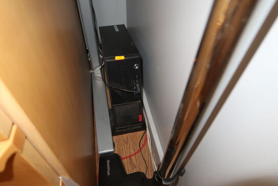 Computerskærm BENQ XL2411, tastatur, mus, computer LENOVO