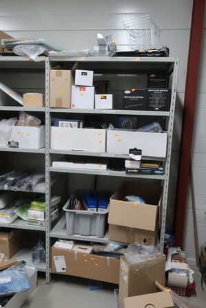 Lagerreol uden indhold