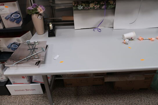 Pakkebord med indhold