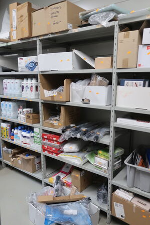 Lagerreol uden indhold