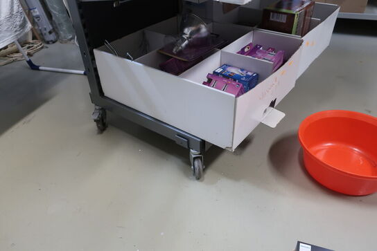 Butiksreol uden indhold