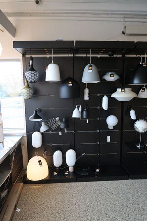 2 stk. butiksinventar uden indhold