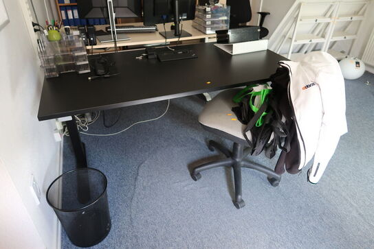 El. hæve/sænke skrivebord samt kontorstol