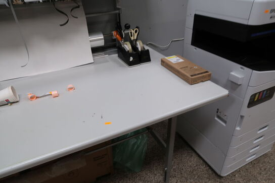 Pakkebord med indhold