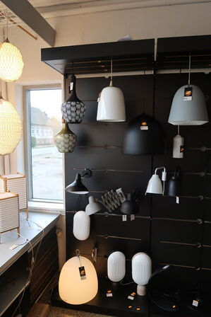 2 stk. butiksinventar uden indhold